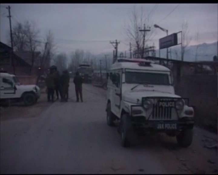 कश्मीर के बांदीपुरा जिले में सेना और आतंकियों के बीच मुठभेड़ जारी, दो जवान जख्मी