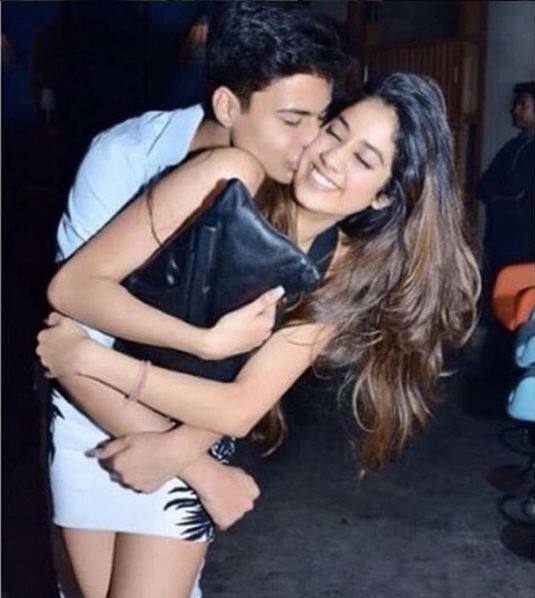 वैसे कुछ दिनों पहले खबर आई थी कि श्रीदेवी की बेटी जाह्नवी जल्द ही फिल्मों में एंट्री कर सकती हैं.(All Photos- Instagram)