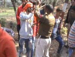 वैलेंटाइन डे पर 'प्यार के दुश्मनों' ने जमकर मचाया उत्पात !