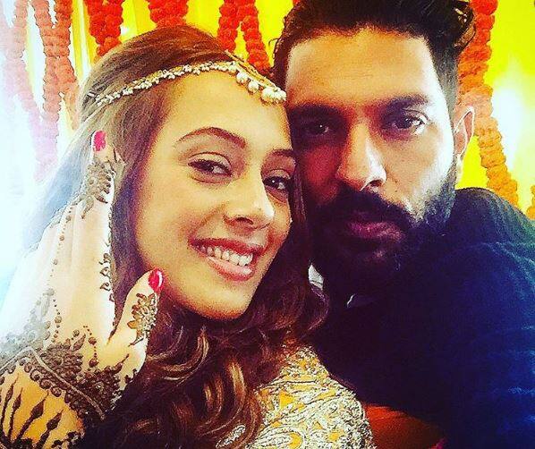 क्रिकेटर युवराज सिंह बॉलीवुड एक्ट्रेस हेजल कीच के साथ 30 नवंबर को शादी के बंधन में बंधे. युवराज ने  इंस्टाग्राम पर तस्वीर शेयर कर वैलेंटाइन-डे की शुभकामना दी.