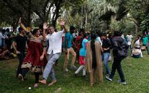 दुनियाभर में कुछ इस तरह सेलिब्रेट किया गया वैलेंटाइन-डे, देखें ये चुनिंदा तस्वीरें...