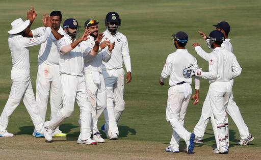 इंग्लैंड के खिलाफ 4-0 से बड़ी सीरीज़ जीत और अब हाल में बांग्लादेश को इकलौते टेस्ट में 208 रनों से करारी शिकस्त देने के बाद विजय रथ पर सवार विराट कोहली की अगुवाई वाली टीम इंडिया की नज़रें अब टेस्ट रैंकिंग में नंबर 2 की टीम ऑस्ट्रेलिया के खिलाफ जीत की लय को बरकरार रखने की है. लगातार सबसे ज्यादा मैचों में अजेय रहने के पूर्व कप्तान सुनील गावस्कर के रिकॉर्ड को तोड़ते हुए लगातार 19 टेस्‍ट में अजेय रहते हुए विराट की टीम बेहतरीन फॉर्म में है जिसे मेहमान टीम के बड़े-बड़े दिग्गज भी मान चुके हैं.