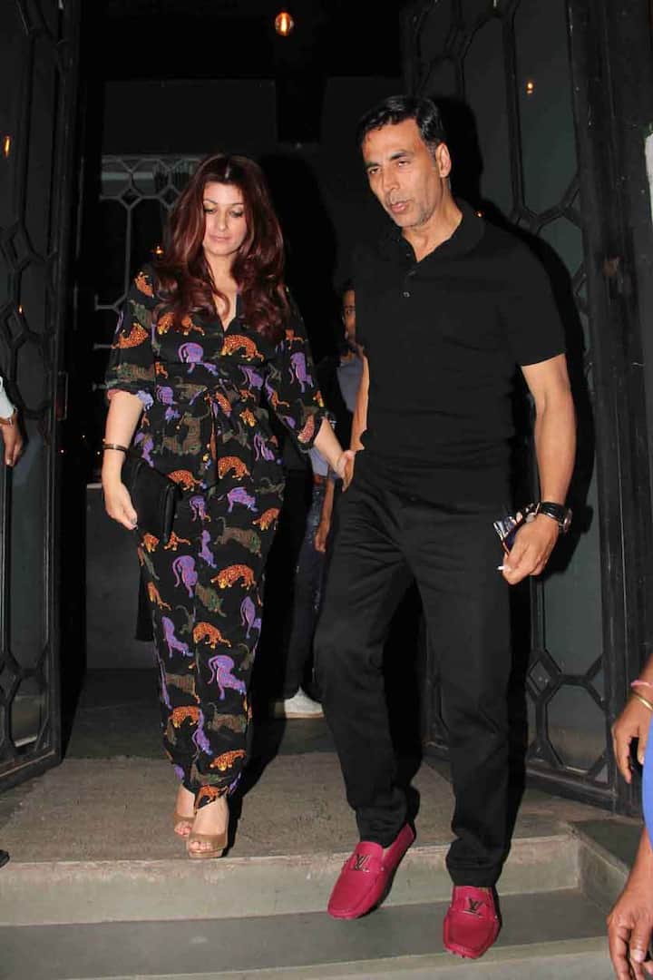 इस मौके पर ट्विंकल खन्ना Stella McCartney के ब्लैक जंपसूट में नजर आईँ तो वहीं अक्षय कुमार भी ब्लैक ड्रेस में ही थे.