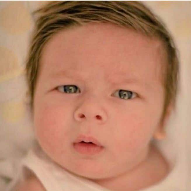 करीना ने तैमूर को लेकर कहा कि मेरे पास तैमूर के रूप में एक अमेजिंग बेबी है. उसका लुक शानदार है. वह बहुत सुंदर बच्चा है. उसके भीतर पठानी जींस है. प्रेग्नेंसी के दौरान मैंने खूब घी खाई. मेरे परिवार और दोस्त कहते थे कि सुनो तुम प्रेग्नेंट हो. उन्होंने मेरा पूरा समर्थन किया.