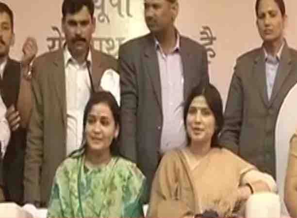 अपर्णा लखनऊ कैंट विधानसभा से उम्मीदवार हैं, उनका सीधा मुकाबला बीजेपी की रीता बहुगुणा जोशी से है. यादव परिवार में अंदरूनी कलह के बाद यादव परिवार की दोनों बहुओं को एक मंच पर देख कार्यकर्ताओं में उत्साह है.
