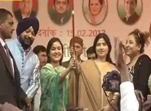 लखनऊ में आज एक नई तस्वीर देखने को मिली. सीएम अखिलेश यादव की पत्नी डिंपल यादव अपनी देवरानी अपर्णा यादव के लिए प्रचार करने पहुंची. मंच पर दोनों एक दूसरे के साथ बातचीत में मशगूल दिखीं.
