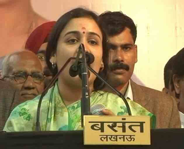 आपकों बता दें कि अपर्णा यादव और बीजेपी की रीता बहुगुणा जोशी के बीच कड़ा मुकाबला होने के कयास लगाए जा रहे हैं.