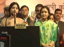 मंच पर दिखी देवरानी-जेठानी के बीच एक खास जुगलबंदी