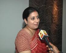 दिल्ली लौट रहीं स्मृति ने रास्ते में खाए गोलगप्पे, बोलीं- BJP जीती तो मोतीचूर के लड्डू बटेंगे