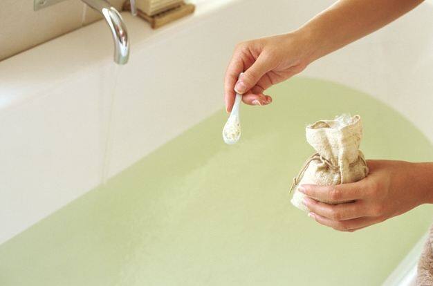 नमक के पानी में नहाएं: सेंधा नमक के पानी में नहाने से कंधे के दर्द में आराम मिलेगा. इससे मांसपेशियों का तनाव भी दूर होगा और ब्लड सरकुलेशन भी बढ़ेगा. साथ ही शरीर को भी आराम मिलेगा. बाथटब को गुनगुने पानी से भर लें. इसमें 2 चम्मच सेंधा नमक अच्छे से मिलाएं. 20 से 25 मिनट तक इस पानी में कंधे को डूबोए रखें. सप्ताह में तीन बार ऐसा करें.