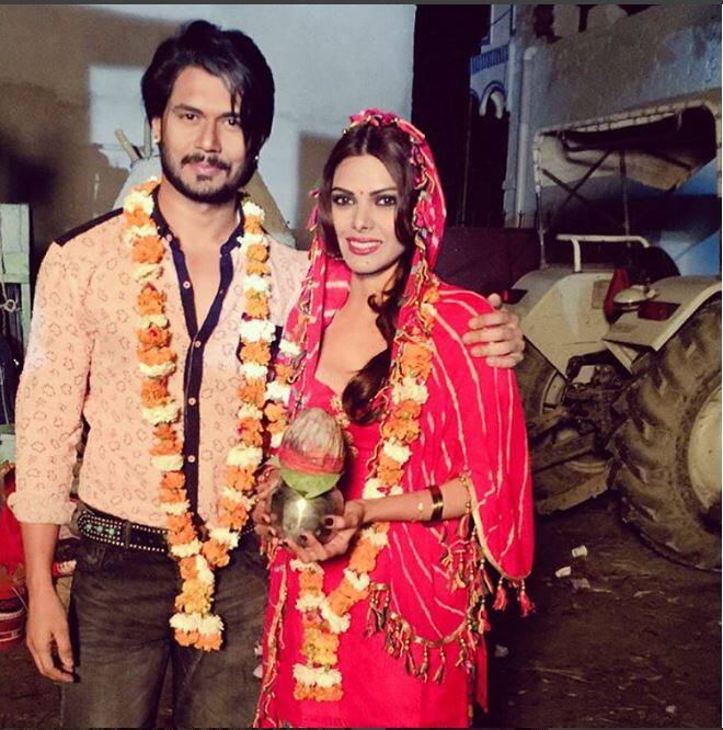 ये फिल्म इन दोनों की लव स्टोरी के ईर्द-गिर्द घूमती है. #Chameli with #Firangi @imavinashdwivedi in #Lucknow #TNVFilms The #ComedyRiot is being directed by @aaryaansaxena ????????❤️ A post shared by Sherlyn Chopra (@sherlynchopra) on Feb 8, 2017 at 2:13am PST