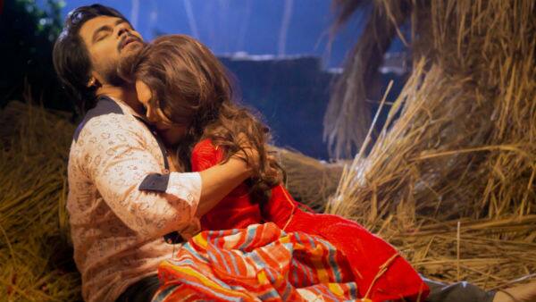 खबरों के मुताबिक संभावना सेठ ने इन तस्वीरों को देखने के बाद कहा, 'हां, मैं इन तस्वीरों को देखकर अपसेट हूं लेकिन अविनाश एक्टर हैं और ये सब उनके काम का हिस्सा है. इसलिए मैं ये समझ सकती हूं कि अपनी भूमिका को जीवंत करने के लिए डायरेक्टर जो भी कहेगा उन्हें करना पड़ेगा. चुकि मैं उनकी पत्नी हूं तो इसलिए ऐसी तस्वीरें मुझे डिस्टर्ब करती हैं.