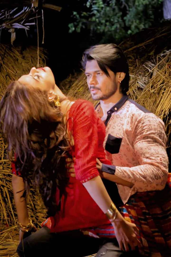 अविनाश इन दिनों शर्लिन के साथ फिल्म 'चमेली' की शूटिंग कर रहे हैं और इन दोनों की कुछ इंटिमेट तस्वीरों को देखकर संभावना अपसेट हैं.