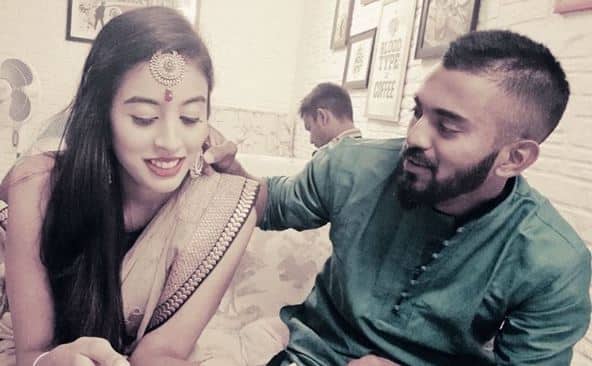 टीम इंडिया के ओपनर बल्लेबाज के. एल राहुल हाल ही के दिनों में कई शानदार पारियां खेल चुके हैं. लेकिन मीडिया रिपोर्ट्स के मुताबिक एलिक्जिर नाहर राहुल की गर्लफ्रेंड हैं. इन दोनों की कई तस्वीरें सोशल मीडिया पर वायरल हो रही हैं.