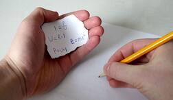 बिहार इंटरमीडिएट परीक्षा 2017 : नकल करते पकड़े गए 360 छात्र, अधिकारियों पर भी गिरी गाज