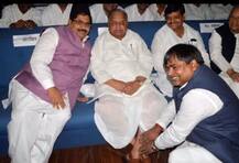 समाजवादी पार्टी को झटका, SC ने दिया गायत्री प्रजापति पर FIR का आदेश