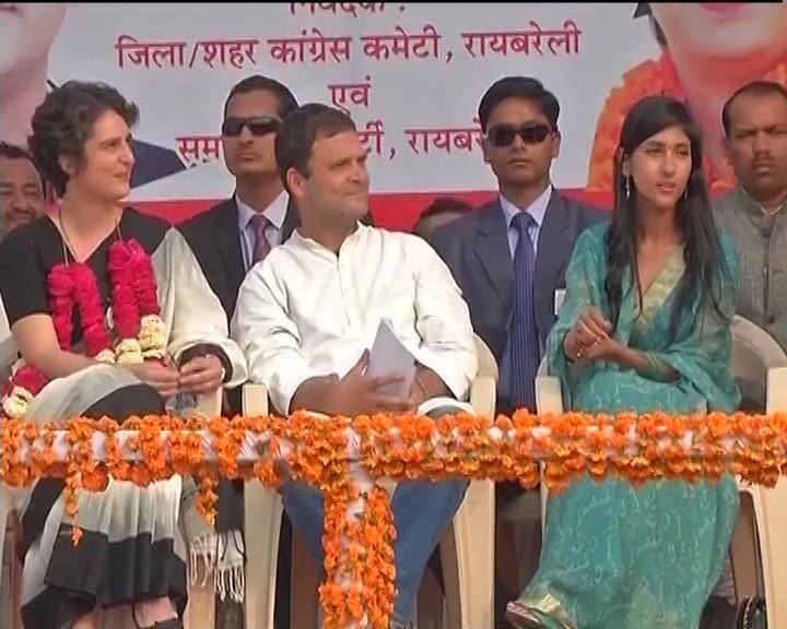 हालांकि, प्रियंका ने इस रैली में कुछ भी नहीं कहा. सभी लोग उम्मीद कर रहे थे कि प्रियंका कुछ बोलेंगी लेकिन वह बस मंच साझा कीं कुछ बोलीं नहीं.
