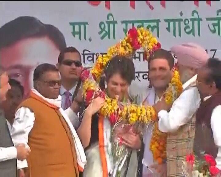 उत्तर प्रदेश विधानसभा चुनावों में आज पहली बार प्रियंका गांधी चुनाव के मैदान में नजर आईं. प्रियंका गांधी ने अपने भाई और कांग्रेस के उपाध्यक्ष राहुल गांधी के साथ मंच साझा किया. आपको बता दें कि यूपी में काग्रेंस और एसपी के गठबंधन में प्रियंका गांधी ने अहम भूमिक निभाई है.