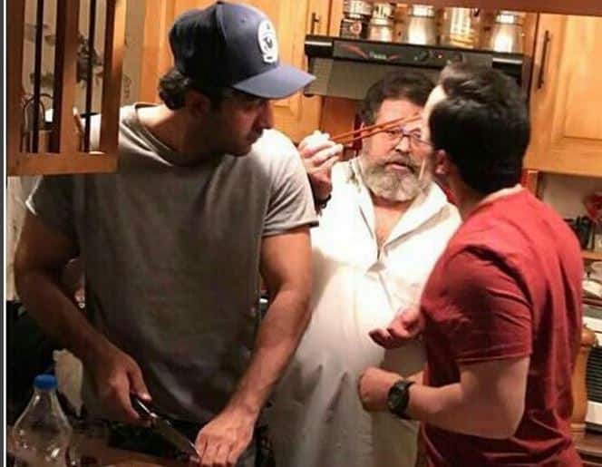 रनबीर कपूर इसमें कुछ काटते हुए दिख रहे हैं.