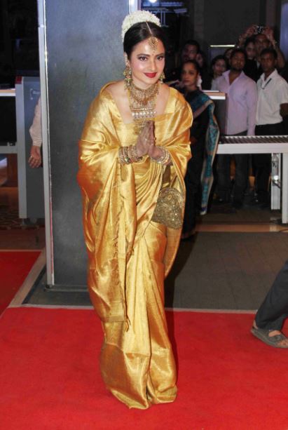 नील और रुक्मिणी की शादी के रिसेप्शन पार्टी में बॉलीवुड अभिनेत्री रेखा भी पहुंचे.