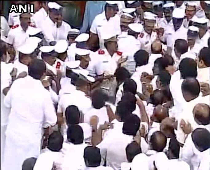  मार्शल्स की मदद से स्पीकर को सुरक्षित बाहर निकाला. हंगामा इतना जोरदार था कि स्पीकर को डीएमके विधायकों को बाहर करने के लिए असेंबली कैम्पस में पुलिस बुलानी पड़ी. 