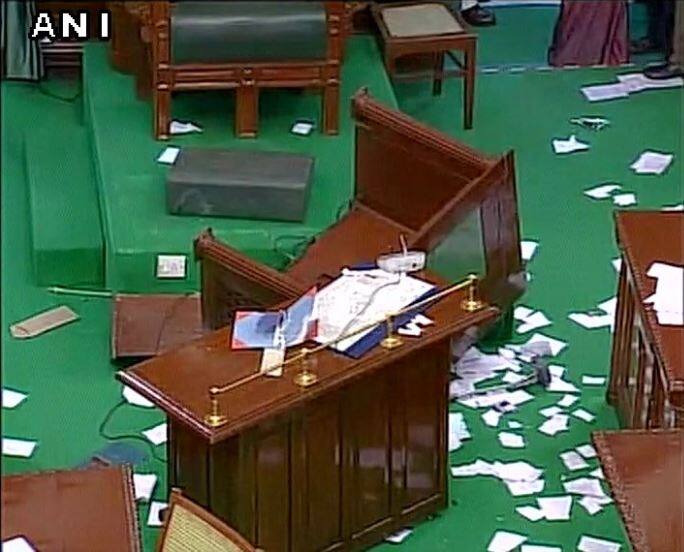  हंगामे के दौरान जैसे ही धनपाल को धक्का दिया गया उसी समय सदन में मौजूद मार्शल ने उन्हें अपने घेरे में ले लिया और उन्हें सुरक्षित बाहर ले गये.