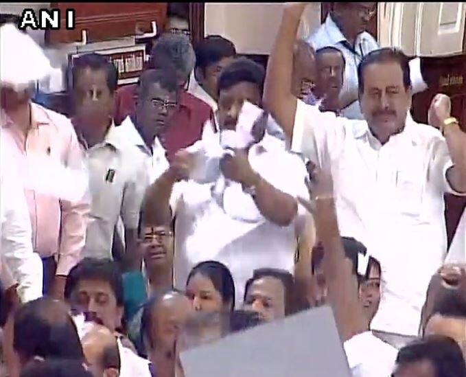 तमिलनाडु के मुख्यमंत्री पलानीसामी के लिए आज बहुत बड़ा दिन था. आज विधानसभा में उन्हें बहुमत साबित करना था. सदन के अंदर भारी हंगामे को देखते हुए विधानसभा को तीन बजे तक के लिए स्थगित करना पड़ा.