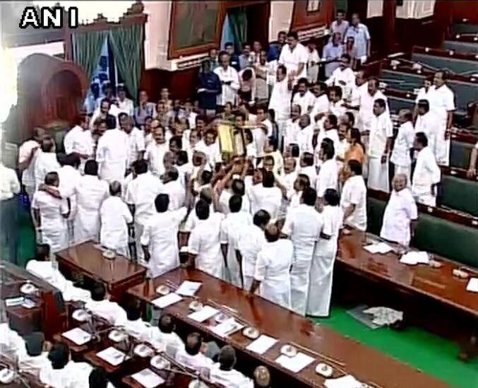  भारी हंगामे के बीच द्रमुक सदस्यों ने सदन की कार्यवाही को स्थगित करने की मांग की ताकि वे अपने-अपने निर्वाचन क्षेत्रों में वापस जाकर मतदान करने से पहले लोगों की राय जान सकें.