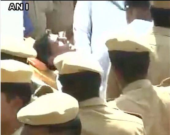 अध्यक्ष ने  द्रमुक की मांग खारिज करते हुये कहा कि गुप्त मतदान के लिए कोई प्रावधान नहीं है.  उन्होंने मुख्यमंत्री को विश्वास प्रस्ताव पेश करने के लिए कहा. मुख्यमंत्री ने इसके बाद प्रस्ताव पेश किया जिसपर सदन में फिर हंगामा शुरू हो गया और अध्यक्ष को द्रमुक विधायकों को सदन से बाहर ले जाने का आदेश देना पड़ा. (All Photos- ANI)