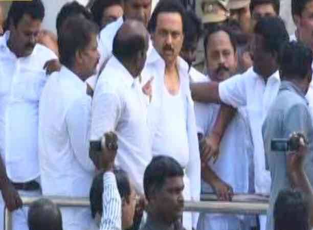 डीएमके अध्यक्ष स्टालिन ने कहा- विश्वास मत में हिस्सा ना ले पाएं इसलिए पुलिस ने हमें जबरदस्ती विधानसभा से निकाला. 