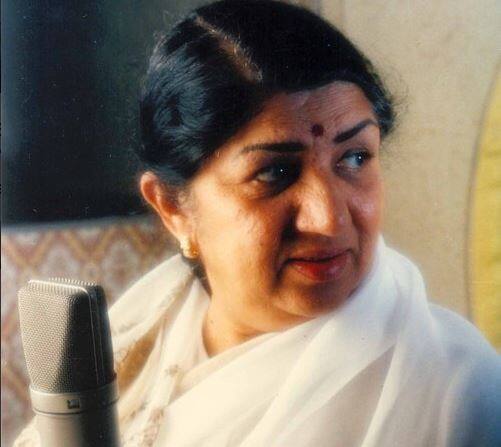 Singer Lata Mangeshkar Gets Legendary Award 2017 लता मंगेशकर लीजेंडरी अवार्ड से सम्मानित