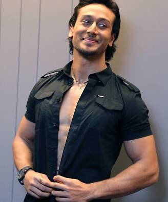 फिल्म निर्माता करण जौहर ने सोमवार को ऐलान किया कि 2012 में आई फिल्म 'स्टूडेंट ऑफ द ईयर' के सीक्वल में टाइगर श्रॉफ मुख्य भूमिका में होंगे. करण ने ट्विटर के जरिए इस बात की पुष्टि की थी.