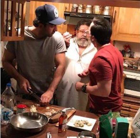 रणबीर ने सैफ के साथ मिलकर किचन में बनाया खाना, करिश्मा ने शेयर की तस्वीर Saif Ali Khan And Ranbir Kapoor Turn Chefs At The Kapoors Family रणबीर ने सैफ के साथ मिलकर किचन में बनाया खाना, करिश्मा ने शेयर की तस्वीर