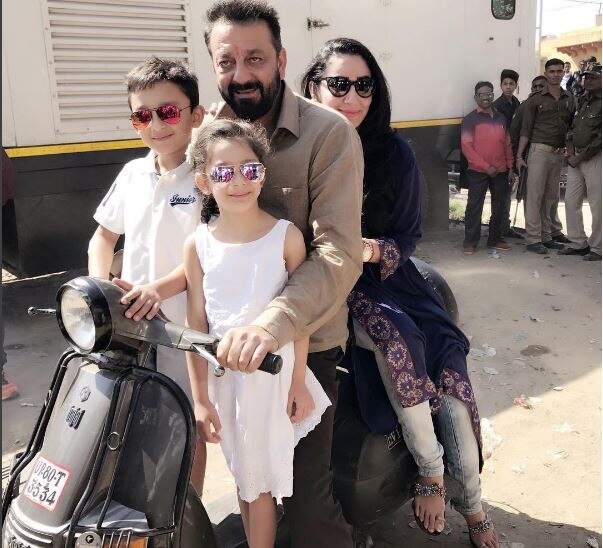 Maanayata Dutt Kids Landed In Agra To Spend Quality Time With Sanjay Dutt संजय दत्त ने परिवार के साथ आगरा में की स्कूटर की सवारी