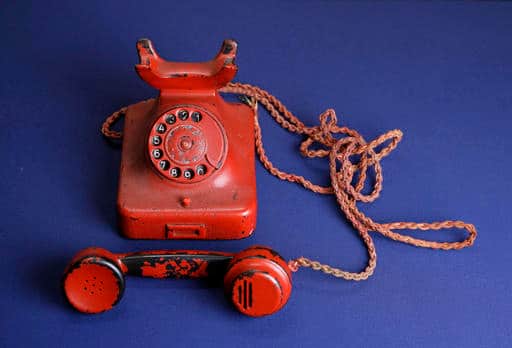 अमेरिका में एक नीलामी के दौरान एडोल्फ हिटलर का निजी टेलीफोन 243,000 डॉलर (1.60,83,600.00 रुपए) में बिका. हिटलर ने दूसरे विश्व युद्ध में इसी टेलीफोन के जरिये कई फरमान दिए थे.