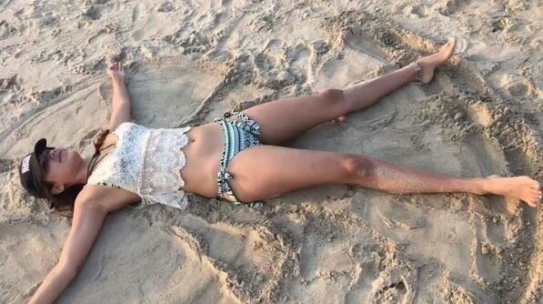 Rhea Chakrabortys Almost Topless Photo Is Going Viral All Over The Internet रिया चक्रवर्ती की टॉपलेस तस्वीर हो रही है इंटरनेट पर वायरल