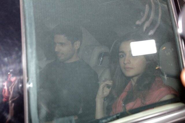 कल मुंबई में शाहिद कपूर की पत्नी मीरा कपूर ने अपने हसबैंड के लिए प्री-बर्थडे बैश का आयोजन किया जिसमें आलिया भट्ट् अपने कथित ब्वॉयफ्रेंड सिद्धार्थ मल्होत्रा के साथ पहुंचीं. आपको बता दें कि इस पार्टी में कैटरीना, दीपिका पादुकोण, सोनाक्षी सिन्हा और सैफ की बेटी सारा सहित कई सितारे पहुंचे थे. आगे की स्लाइड्स में देखिए आलिया और सिद्धार्थ की तस्वीरें...