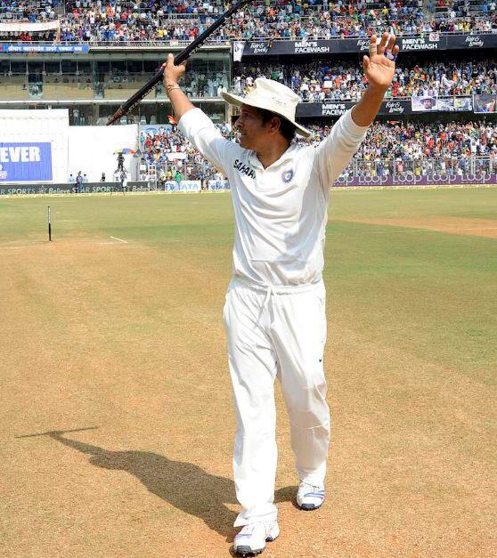 अपने देश के लिए सबसे ज्यादा क्रिकेट खेलने वालों की लिस्ट में सबसे पहला नाम मास्टर ब्लास्टर सचिन तेंदुलकर का है. 16 साल की उम्र में अपना पहला इंटरनेशनल मैच खेलने वाले सचिन ने क्रिकेट की दुनिया में कई छोटे-बड़े रिकॉर्ड कायम किए हैं. सचिन ने सबसे ज्यादा 200 इंटरनेशनल टेस्ट और 463 वनडे मैच खेले हैं, जिनमें 100 शतक और 34 हजार से ज्यादा रन बनाने का सबसे खास कीर्तिमान अपने नाम किया है.(Photo -@BCCI)