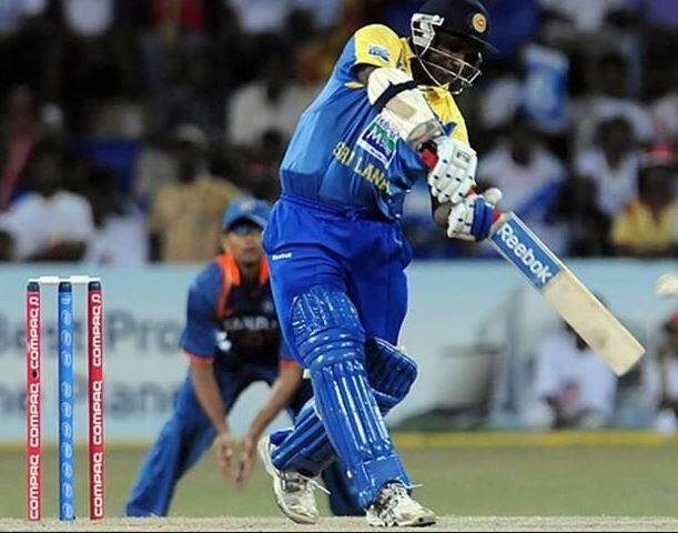  अपने तूफानी अंदाज के लिए मशहूर रहे श्रीलंका के ओपनर सनथ जयसूर्या का नाम भी 20 साल से ज्यादा समय तक इंटरनेशनल क्रिकेट खेलने वाले खिलाड़ियों की लिस्ट में शूमार है. 20 साल की उम्र में अपना पहला इंटरनेशनल मैच खेलने वाले जयसूर्या ने वनडे क्रिकेट में 13 हजार से अधिक रन बनाए हैं.