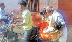 झंकझोर देगी ये तस्वीर, बेटी के शव को मोपेड पर ले जाने को मजबूर हुआ पिता