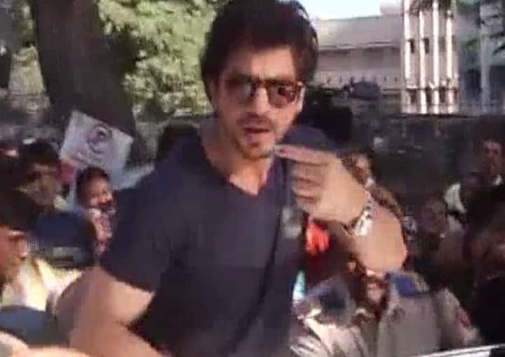 सितारों के शहर मुंबई में आज महानगरपालिका चुनाव के लिए वोटिंग हो रही है. वोटिंग में क्या आम और क्या खास, सभी बढ़ चढ़ कर अपना मतदान कर रहे हैं. सुपरस्टार शाहरुख खान ने इस दौरान अपना वोट डालने पहुंचे. वोट डालने के बाद शाहरुख ने स्याही के निशान वाली उंगली लोगों को दिखाया. आपको बता दें कि शाहरुख खान के अलावा बॉलीवुड के कई दिग्गज सितारे भी वोट डालने पहुंचे. वोट डालने के बाद कई स्टार्स ने लोगों से अपील भी किया कि वे अपना कीमती वोट जरूर डालें. आगे तस्वीरों में देखिए किन-किन दिग्गज हस्तीयों ने अपना वोट डाला है...