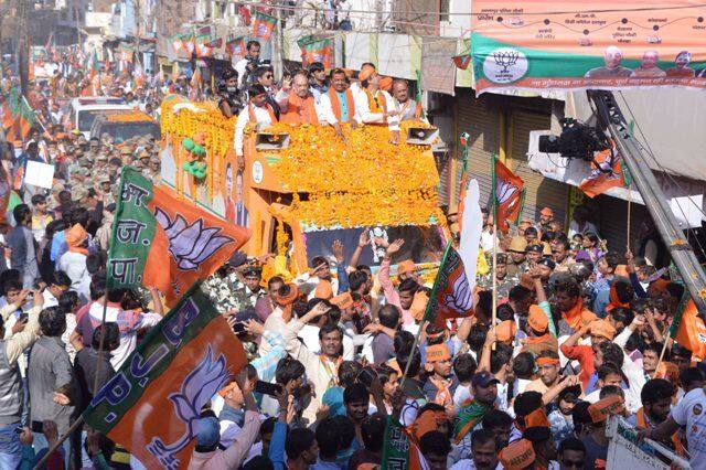 कांग्रेस अध्यक्ष सोनिया गांधी के संसदीय निर्वाचन क्षेत्र रायबरेली के साथ-साथ प्रतापगढ़, कौशाम्बी, इलाहाबाद, जालौन, झांसी, ललितपुर, महोबा, बांदा, हमीरपुर, चित्रकूट और फतेहपुर जिलों की 53 सीटों पर 23 फरवरी को मतदान होगा.