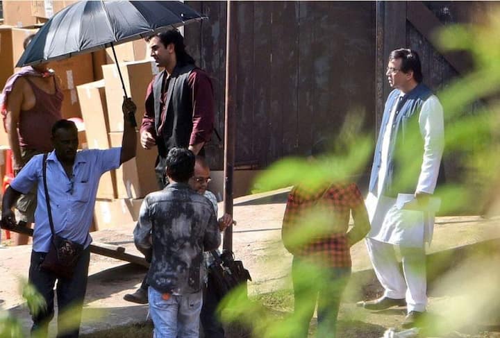 वायरल हो रही इन तस्वीरों में रणबीर कपूर लंबे बालों में नजर आ रहे हैं. जवानी के दिनों में संजय ऐसे ही दिखते थे. (फोटो क्रेडिट- रणबीर कपूर फैन क्लब)