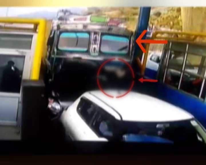 Jammu Man Crushed And Dies Due To Truck Collision At Toll जम्मू: बेकाबू ट्रक ने टोल पर खड़ी गाड़ियों को मारी टक्कर, एक की मौत