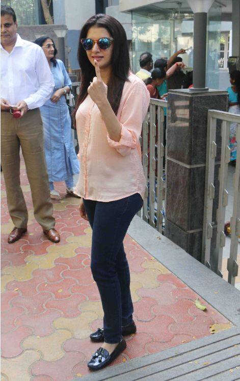 सुबह से ही फिल्म एक्ट्रेस और एक्ट्रेसेस पोलिंग बूथ पर नज़र आने लगे. अभिनेत्री भाग्यश्री भी वोट करने पहुंची.