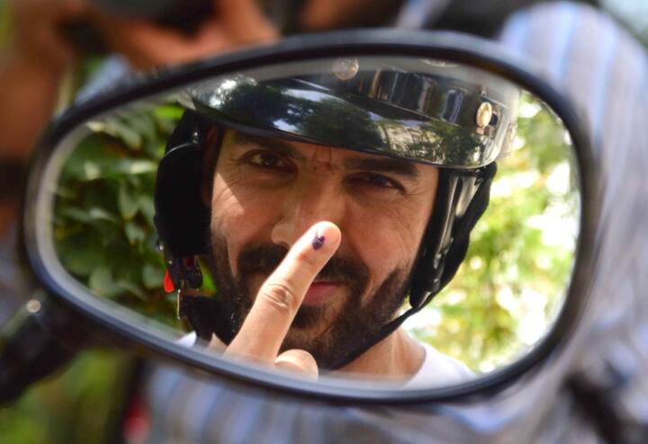  वोटिंग में क्या आम और क्या खास, सभी ने बढ़ चढ़ कर मतदान किया. अभिनेता जॉन अब्राहम ने भी वोट किया. मीडिया से बात करते हुए जॉन ने कहा कि जो लोग पॉश इलाकों में रहते हैं उन्हें भी वोट देने के लिए आना चाहिए. जॉन का कहना है कि जो लोग वोट नहीं देते उन्हें शर्म आनी चाहिए.