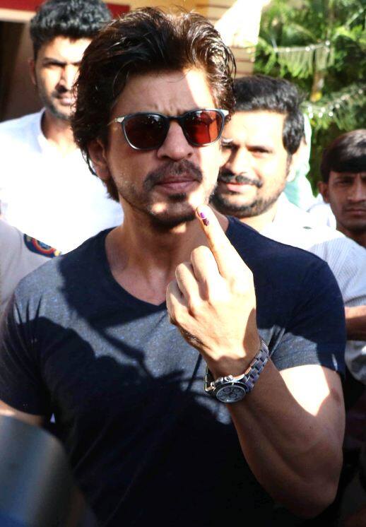 सितारों के शहर मुंबई में महानगरपालिका चुनाव के लिए वोटिंग करने के लिए बॉलीवुड के बादशाह शाहरुख खान 