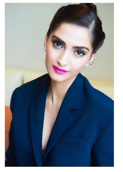 नीचे देखें सोनम के लेटेस्ट फोटोशूट का वीडियो.