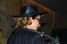 ‘रंगून’ की स्क्रीनिंग में ‘हंटर’ लेकर पहुंची कंगना, पत्नी मीरा संग शाहिद भी नजर आए, देखें तस्वीरें