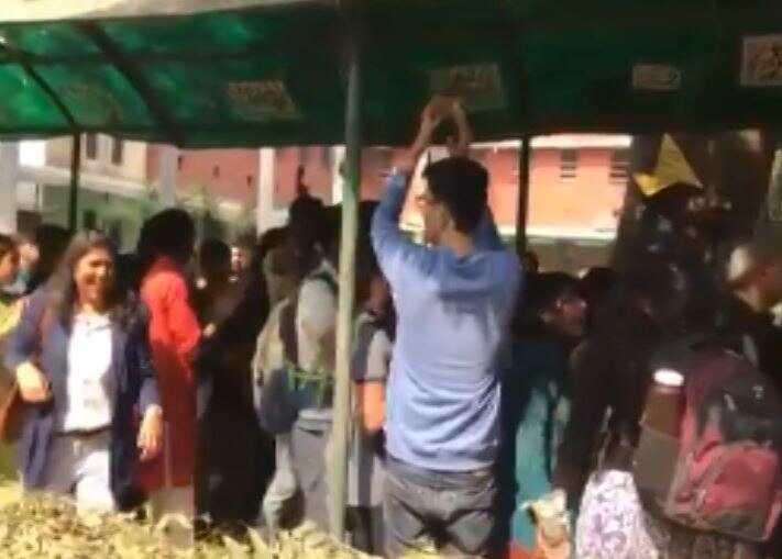 Delhi Abvp And Communist Student Clashes In Ramjas College अब DU में देश विरोधी नारे का आरोप, ABVP-AISA के बीच हिंसक झड़प, पत्रकारों से भी मारपीट